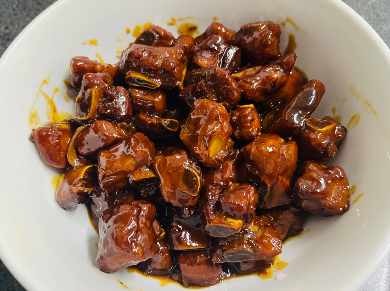Homemade glossy Shanghai-style sweet-and-sour pork ribs